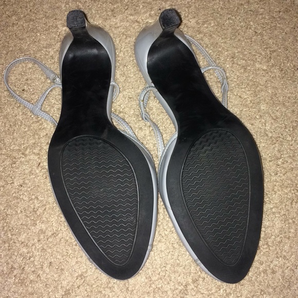 Adorable light gray heels - Picture 3 of 5